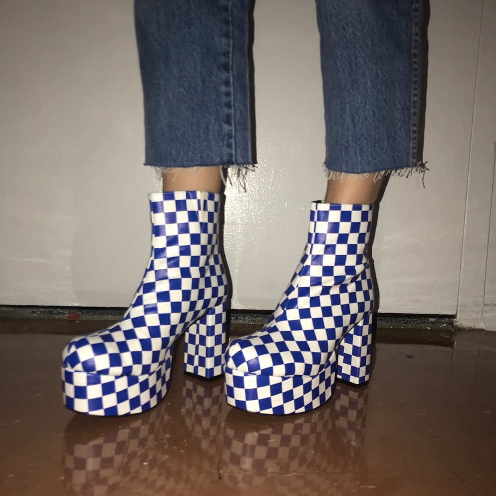 ¿BLUE & WHITE CHECKERED PLATFORM BOOTS?